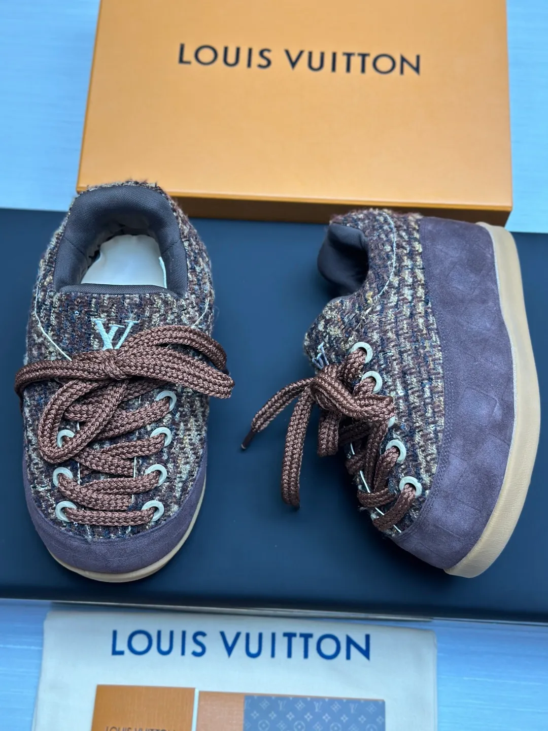 👟👟Ex-factory price 720👟👟 Top version LV-Louis Vuitton-Bread Catwalk New Style 1:1 development replica of the original version! ! The upper foot is very comfortable. It is made of luxurious materials and fine workmanship. The midsole is printed with English letters "Made in Europe". The upper is made of calfskin imported from Italy. The side is decorated with the brand's LOGO and signature. The latest latex foot pads and mesh lining make the foot feel super comfortable. The original two-color TPU combination outsole is specially provided by the original factory. Bag technology Goodyear stitched edges Fabric: Exclusive customized first-layer cowhide Accessories: Exclusive private model Vuitton logo, lining: Customized silk mesh lining - first-layer silk cowhide lining Outsole: TPU combination outsole wear-resistant, non-slip and anti-yellowing Foot pads: new latex pads-mesh sweat-absorbent Counter technology: fully computerized sewing machine wire drawing Toe box back cover Hot and cold shaping Full set of pull-top lasts with medium and low logo patterns Counter packaging - Shoelaces, certificates, cards, instructions, certificates, dust bags, the most complete packaging on the entire network, women's models 35-40 men's models are under development